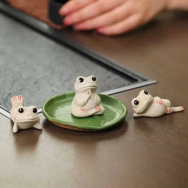 Chinese Ceramic Lucky Frog Tea Pet Ornaments - Image 4