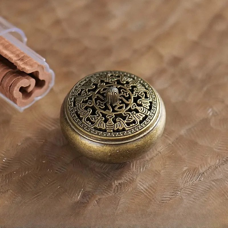 Hollow Buddhist Utensils Lotus Mini Incense Burner, Alloy Sandalwood Furnace, Palm Size Aromatherapy Stove Ornament Home Decor
